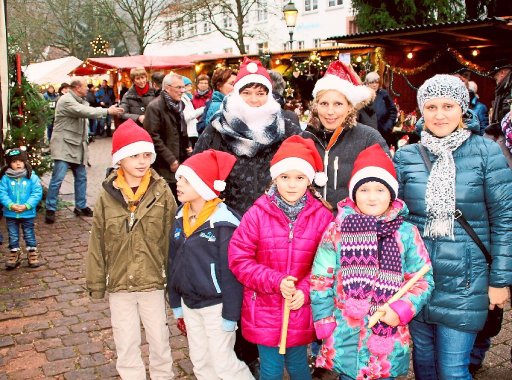 Junge Nikoläuse  der Flötengruppe Volkshochschule/Musikverein Gaistal trugen weihnachtliche Ständchen vor. Fotos: Gegenheimer