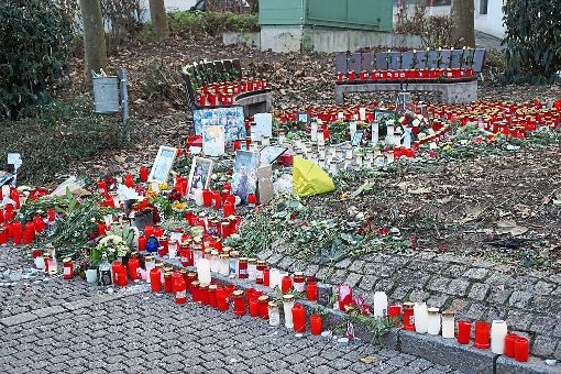 Der Tatort in Hechingen: Kerzen und Blumen erinnerten im Dezember an die Tragödie. Hunderte Menschen zeigten ihre Anteilnahme. Foto: Stopper