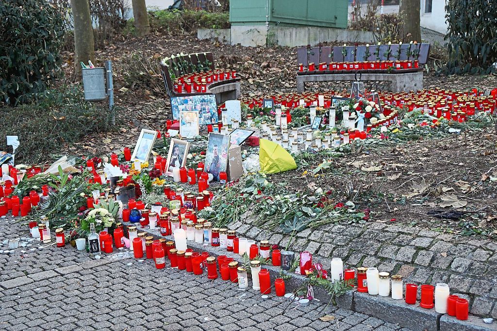 Hunderte Menschen haben am Wochenende in Hechingen um den getöteten 22-jährigen Umut K. getrauert. Gleichzeitig meldete die Polizei eine vierte Festnahme im Mordfall. Zum Artikel
