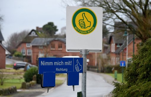 Dieses Hinweisschild zur Mit-Fahr-Bank ist in Bünsdorf (Schleswig-Holstein) zu sehen. Foto: Rehder