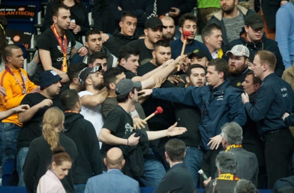 Beim Sieg von Alba Berlin gegen Galatasaray Istanbul ist es am Donnerstagabend zu Ausschreitungen gekommen.