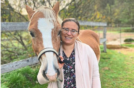 Sarah Kusche auf dem Hammereisenbacher Fischerhof mit einem der Pferde, die dort zu Hause sind. Auf ihren Beitrag für den Wortfinder-Kalender ist sie sehr stolz. Foto: Privat