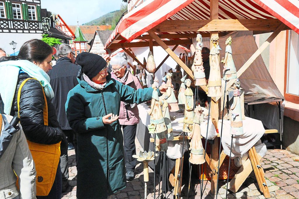 Märchenhafte Frauenfiguren schweben sanft am Stand vor dem Rathaus beim Kunsthandwerkermarkt in Schiltach.  Foto: Ziechaus