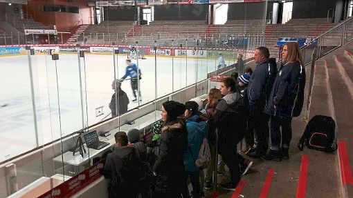 Schüler des Hoptbühl-Gymnasiums besichtigten die Helios-Arena. Foto: Neß Foto: Schwarzwälder-Bote