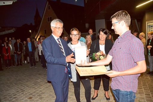 Wahlleiter Simon Klass (rechts) gratuliert dem  alten und neuen Bürgermeister Jens Häußler, hier mit seiner jüngsten Tochter und seiner Frau. Foto: Kunert