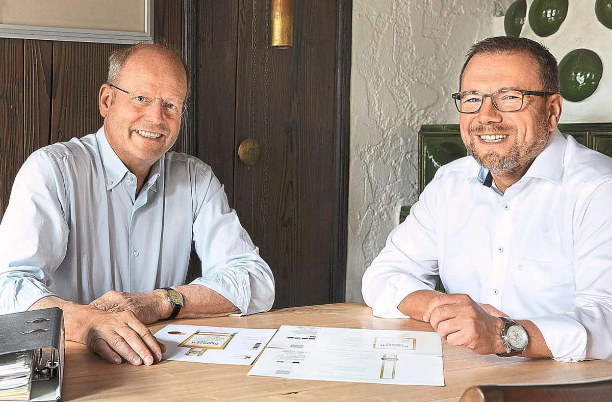 Mit dem Ergebnis 2021 zufrieden: die Geschäftsführer Carl Glauner (links) und Markus Schlör. Foto: Alpirsbacher Klosterbräu