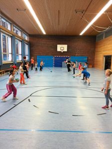 Das Passen mit dem Handball gehörte mit zu den Inhalten bei der sportlichen Aktion an der Burgschule. Foto: Roth Foto: Schwarzwälder Bote