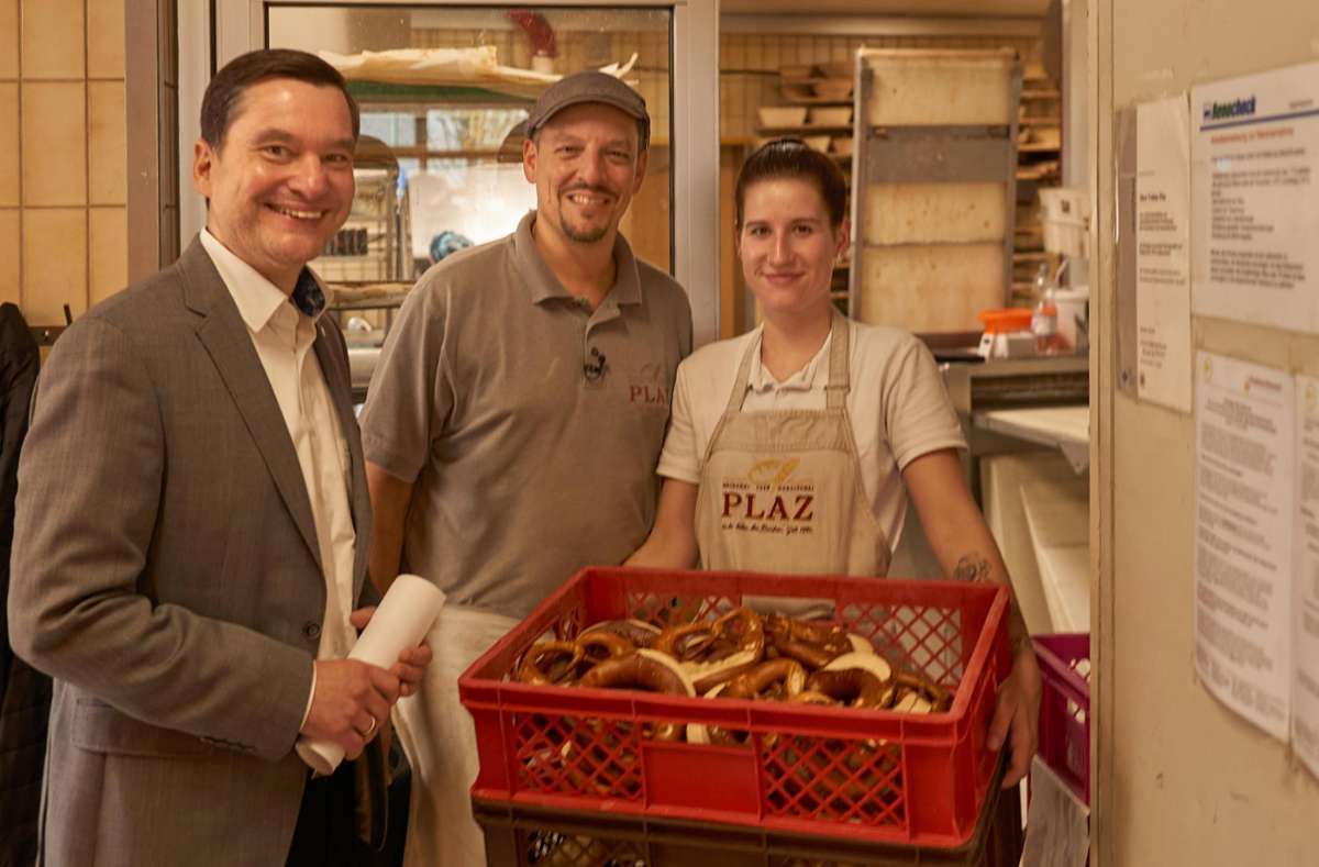 Leonie Nester und Tobias Plaz hoffen, dass Klaus Mack (CDU, links) mithilft, die Strompreise für die Bäckerei fair zu machen. Foto: Lück