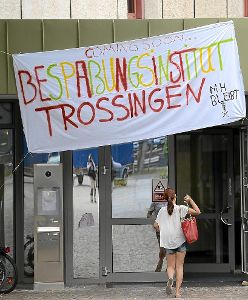Über dem Eingang der Trossinger Musikhochschule hängt ein Protestbanner: Die Hochschule werde bald zu einem Bespaßungsinstitut. Foto: Seeger Foto: Schwarzwälder-Bote