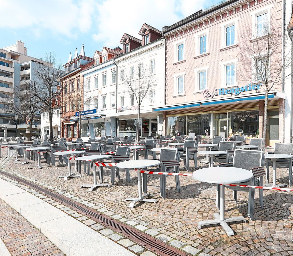 So wirkt die Corona-Krise in der Donaueschinger Innenstadt: Menschenleer, abgesperrte Stühle und Tische. Wo sich bei schönem Wetter üblicherweise viele Menschen in den Cafés treffen, herrscht jetzt in der Karlstraße gähnende LeereFoto: Müller