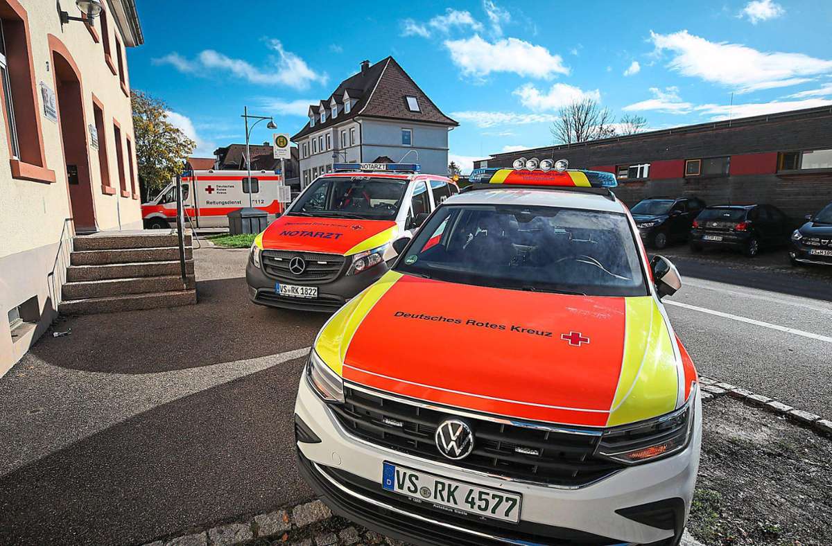 Rund um die Grund- und Werkrealschule Bad Dürrheim stehen die Rettungskräfte mit ihren Einsatzwagen. Foto: Eich