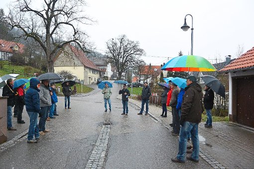 In Trichtingen findet die Besichtigung mit Schirm statt. Foto: Wagner Foto: Schwarzwälder-Bote