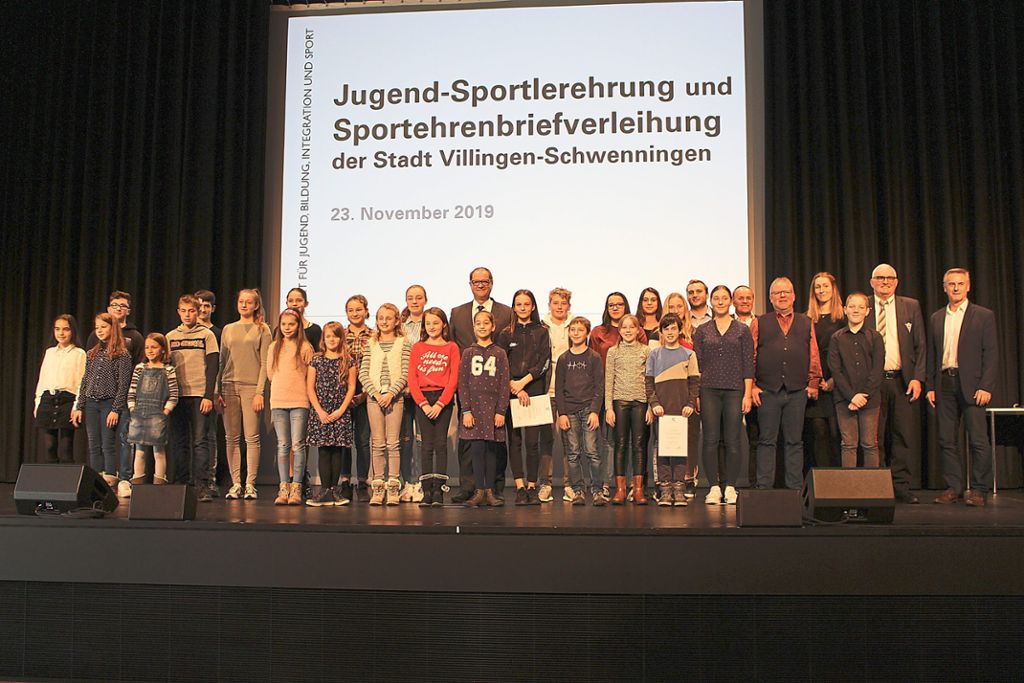 37 junge Sportler werden für ihre besondere Leistung in der Schwenninger Neckarhalle geehrt.  Foto: Neß Foto: Schwarzwälder Bote
