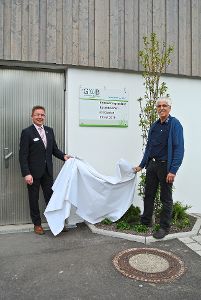Bürgermeister Michael Ruf (links) und Kurt Finkbeiner  enthüllten die neue Tafel. Foto: Braun Foto: Schwarzwälder-Bote