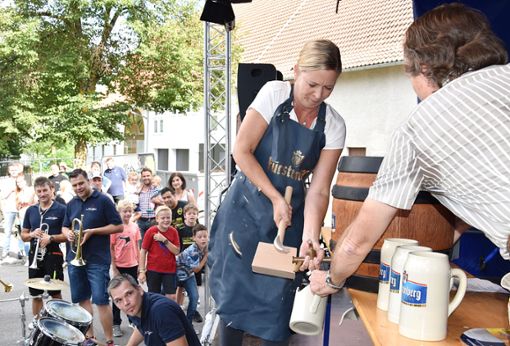 Bürgermeistern Carmen Merz eröffnet das Dorffest mit dem Fassanstich  um 17.30 Uhr. Archiv-Foto: Siegmeier Foto: Schwarzwälder Bote