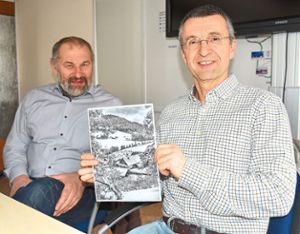Helmut Horn mit einem Foto des Diesenhofs. Auf den heutigen Vortrag freut sich auch Thomas Kipp. Foto: Schwarzwälder Bote