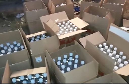 Laut Polizei wurden bereits tausende Flaschen des verdächtigen Schnapses in Läden und Lagerhäusern der Region beschlagnahmt. Foto: dpa/Investigative Committee