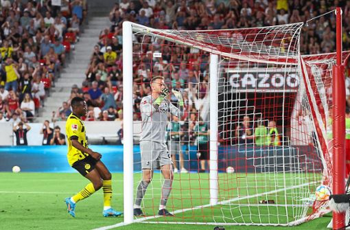 Freiburgs Torhüter Mark Flekken kann es nicht fassen, dass ihm der Fehler zum 1:1 passiert ist. Links Dortmunds Youssoufa Moukoko. Foto: Weller