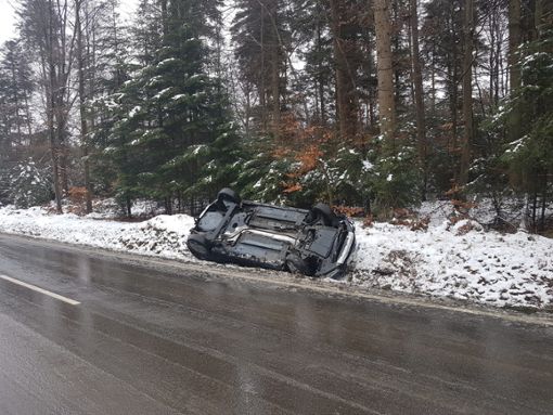 Bei dem Unfall überschlug sich das Auto und kam von der Fahrbahn ab.  Foto: Markus Rott/Einsatz-Report24