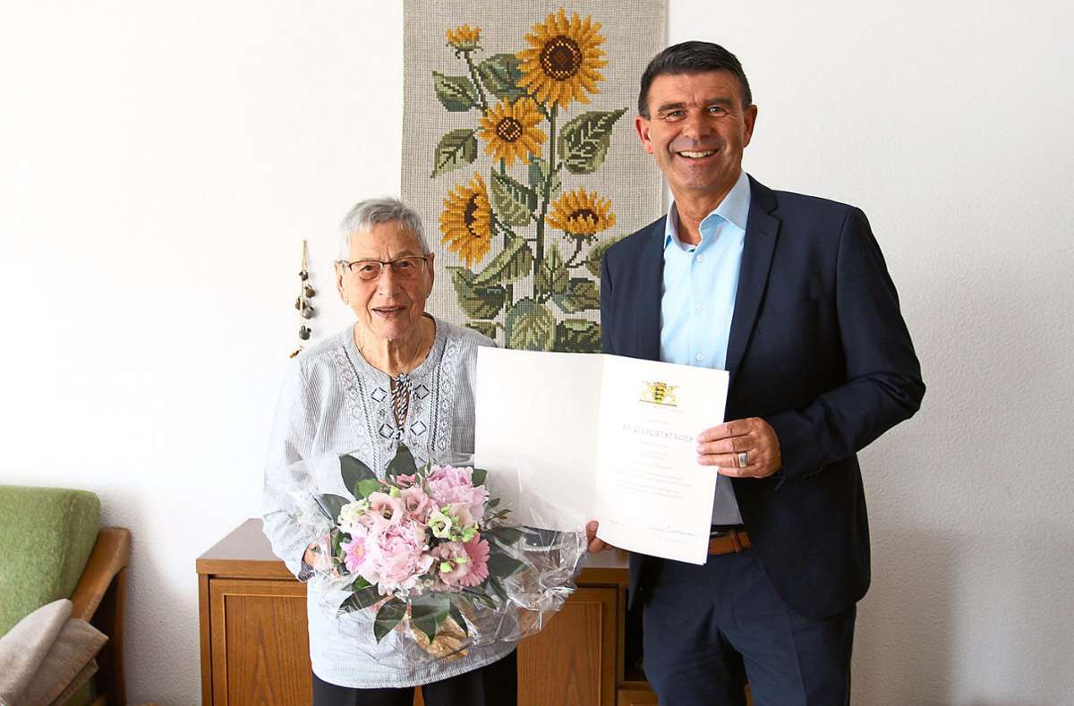Mit Blumen, einem Geschenk und einer Urkunde gratulierte Bürgermeister Dieter Bischoff Eleonore Stickel zum 90. Geburtstag. Foto: Sannert
