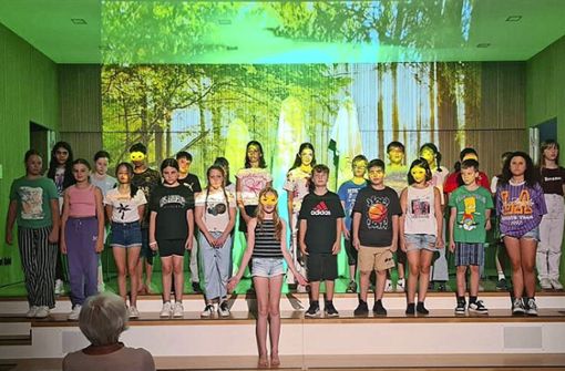 Die Schülerinnen und Schüler der Klasse 5a der Christiane Herzog Realschule präsentieren stolz ihr Theaterstück „Wenn die Bäume streiken“. Foto: CHR