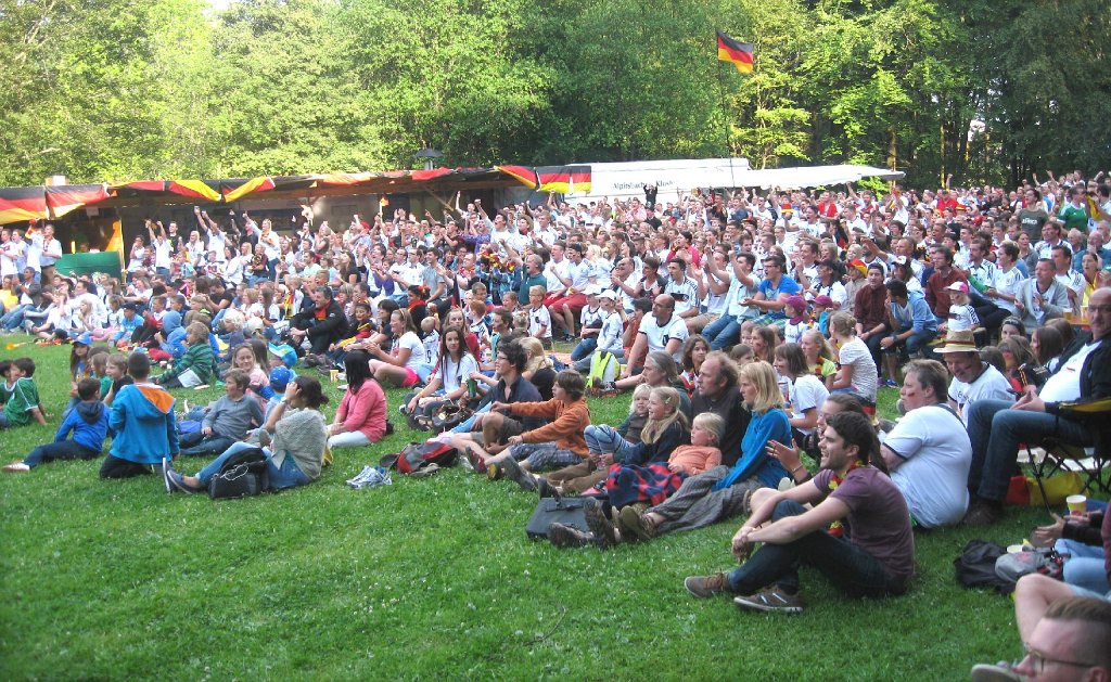 Auf dem Waldfestplatz in Loßburg versammelten sich rund 2000 Fußballfans zum ersten Spiel der deutschen Mannschaft.