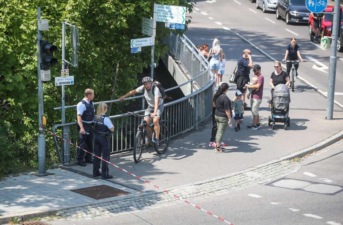 Auch Passanten oder Radfahrern wird der Weg zum Busbahnhof verwehrt. Foto: Eich