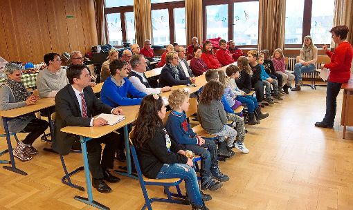 Erstklässler und Erwachsene verfolgen im Musiksaal der Fünf-Täler-Schule in Calmbach interessiert die Ausführungen von Angelika Seyfried zum Notinsel-Projekt in der Kurstadt. Foto: Schabert