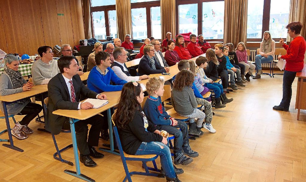 Erstklässler und Erwachsene verfolgen im Musiksaal der Fünf-Täler-Schule in Calmbach interessiert die Ausführungen von Angelika Seyfried zum Notinsel-Projekt in der Kurstadt.