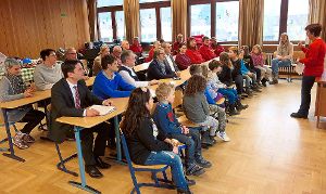 Erstklässler und Erwachsene verfolgen im Musiksaal der Fünf-Täler-Schule in Calmbach interessiert die Ausführungen von Angelika Seyfried zum Notinsel-Projekt in der Kurstadt. Foto: Schabert