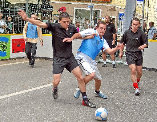 Packende Zweikämpfe liefern sich die Fußballer beim ersten Street-Soccer-Turnier auf dem Sulzer Marktplatz.  Foto: Heidepriem