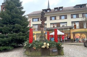 Noch ist der Sebastiansbrunnen weihnachtlich geschmückt. In gut eineinhalb Wochen werden die Haslacher dort erstmals nach deutlich mehr als 100 Jahren den Patron der Stadt, der den Brunnen ziert, feiern. Foto: Kleinberger