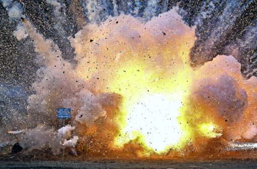 So sieht es aus, wenn auf einem Sprengplatz ein Karton voller Pyrotechnik aus dem Ausland gesprengt wird. Foto: dpa-Zentralbild