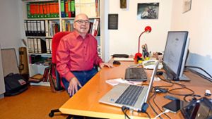 Am Schreibtisch in seinem Arbeitszimmer hat sich Friedrich Klein 25 Jahre lang auf die Sitzungen des Gemeinderats vorbereitet. Foto: Wolf-Ulrich Schnurr