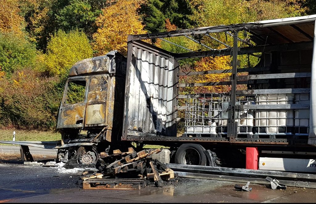 Erst am 12. Oktober war ein Lkw auf der A81 zwischen Rottweil und Villingen-Schwenningen in die Leitplanken gefahren und in Brand geraten. Foto: (nk)