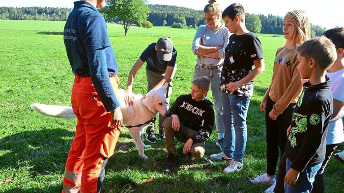Alle wollen in Bad Dürrheim den Rettungshund streicheln