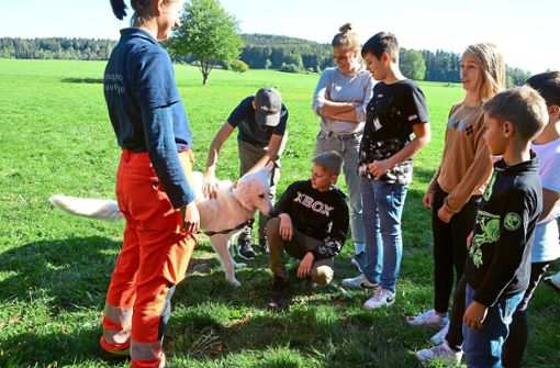 Ihn wollten alle einmal streicheln: Den weißen Schweizer Schäferhund Djego, der auf dem Gelände der Realschule am Salinensee zeigte, was er als Rettungshund alles gelernt hat. Foto: Kaletta