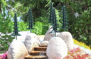 Auch der Wappenbrunnen in der Dorfmitte Schönwalds läuft noch – laut Aquavilla-Geschäftsführer Michael Dold soll darüber zum Wochenende gesprochen werden. Foto: Kommert