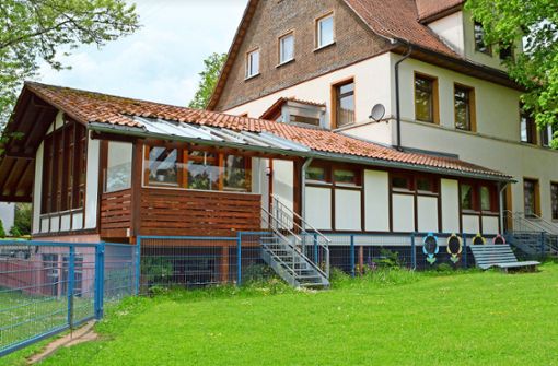 Bei den Planungen zum Umbau des Schulgebäudes Locherhof soll geprüft werden, ob beim bestehenden Kindergarten in unmittelbarer Nachbarschaft Parkplätze angelegt werden können. Foto: Herzog