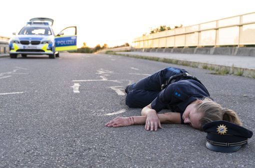 Ein Schock am Anfang des Films: Bei einer Routinekontrolle erschießt ein Autofahrer eine Polizistin. Foto: BR/Bavaria Fiction GmbH/Claudia Milutinov     /Claudia Milutinov