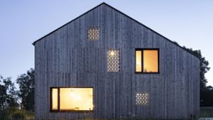 Architektenpaar zeigt sein stilsicheres Holzhaus