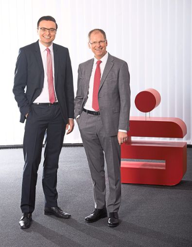 Freuen sich über positive Zahlen: Vorstandsmitglied Florian Klausmann und Sparkassenchef Arendt Gruben.  Foto: Sparkasse Foto: Schwarzwälder Bote