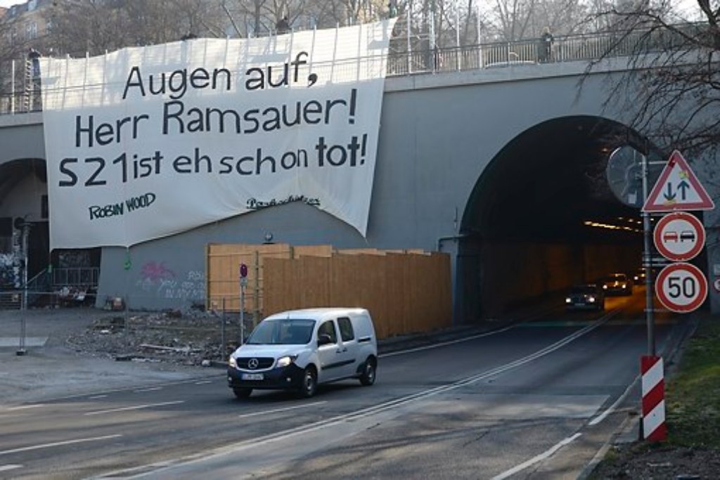 Einen Tag vor der wichtigen Sitzung des Bahn-Aufsichtsrates zu Stuttgart 21 bringen sich auch die Gegner in Position - mit einem großen Banner am Wagenburgtunnel.  Foto: www.7aktuell.de | Oskar Eyb