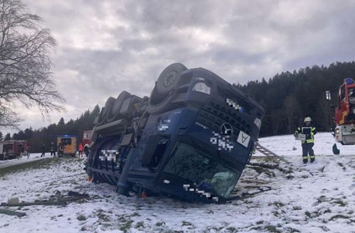 Unfall auf der Heiligenmatte zwischen Lauterbach und Tennenbronn: Ein Lastwagen hat sich überschlagen.  Foto: Dold
