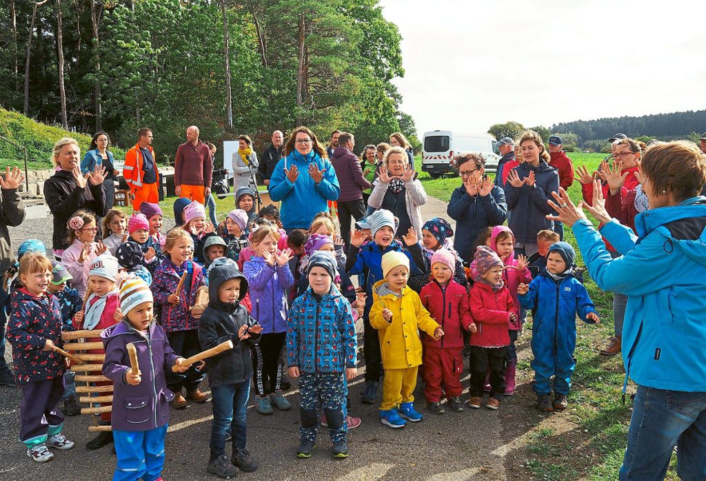 Der Kindergarten Arche Schopfloch eröffnete die Feier auf dem Rödelsberg mit Liedern. Foto: Schwarzwälder Bote