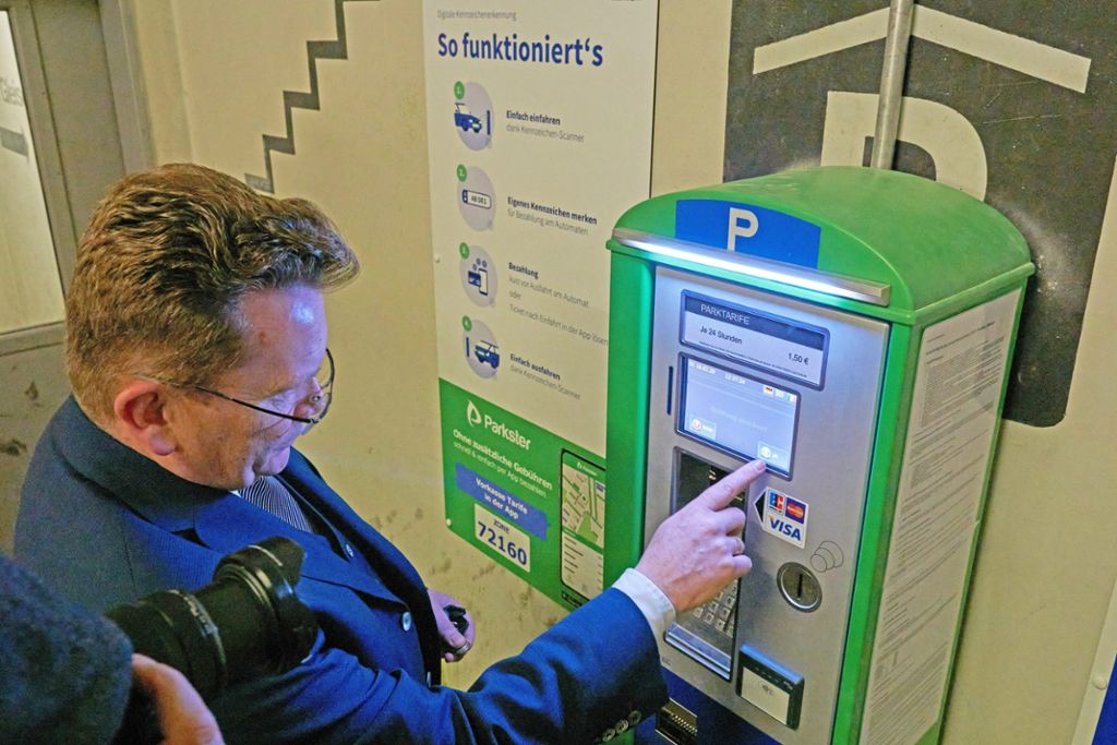 Bürgermeister Zimmermann demonstriert den neuen Parkautomaten. Foto: Lück