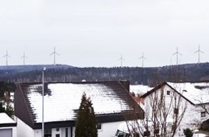 Die Aussicht von der Ulmenstraße in Bitz Richtung Winterlingen nach dem Bau von sieben Windkrafträdern hatte die Bitzer Bürgerinitiative damals in einer Fotomontage entworfen. Vattenfall schwebt nun vor, bis zu zwölf Windräder zu errichten. (Archivbild) Foto: BI Windkraft