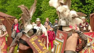 Gladiatoren kämpfen vor Villa in Stein