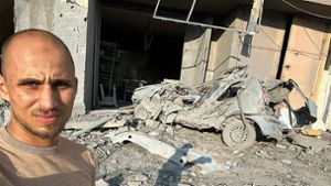 Abed Hassan vor den Trümmern eines Hauses im Gazastreifen Foto: Abed Hassan