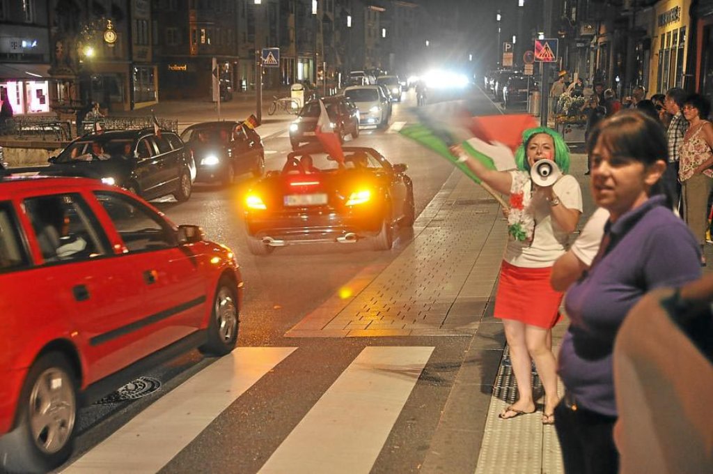 Ein Rausch in Grün-weiß-rot: Die italienischen Fußballfans feierten gestern den Einzug ihrer Mannschaft ins Finale.